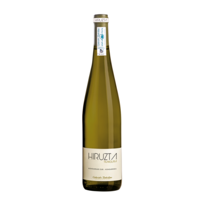 Hiruzta Txakolina fles op witte achtergrond