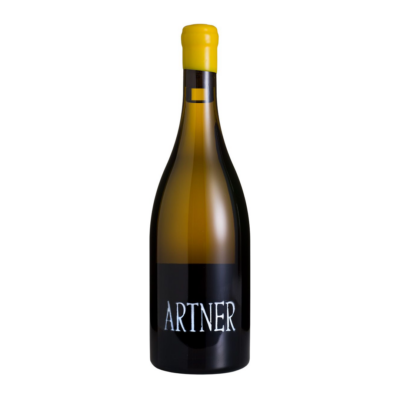 Artner Chardonnay Massive a. Weiß fles op witte achtergrond